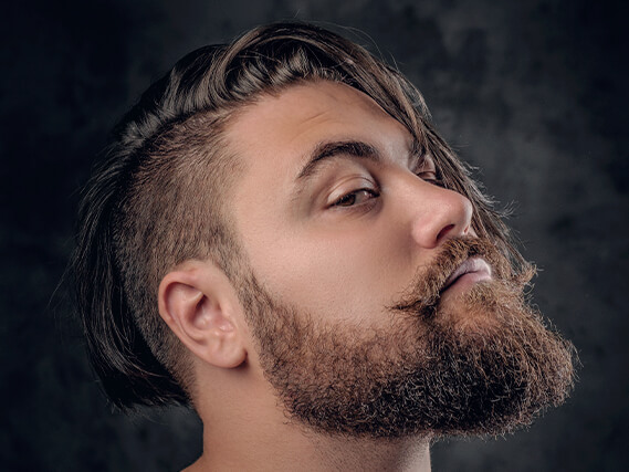 Homem com uma barba bem feita e alinhada