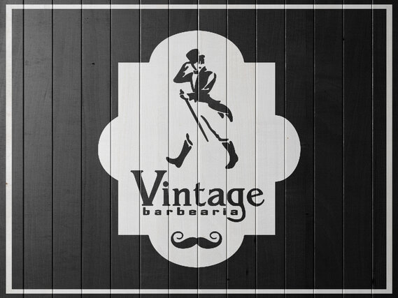 Tábua pintada com a logo da Barbearia Vintage