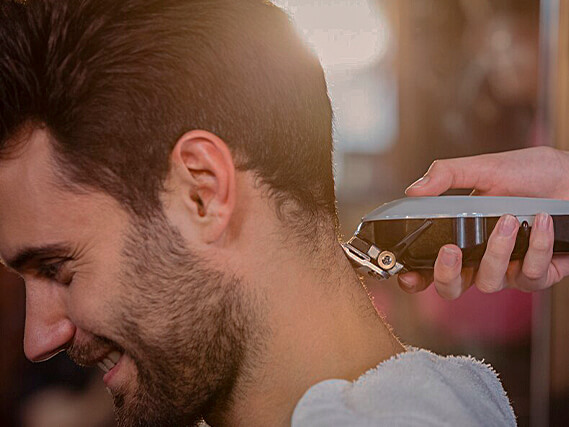 Homem fazendo um corte só na máquina